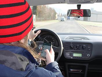 Nicht ok: Nachrichten Checken während der Fahrt.  Foto: Friederike Stark