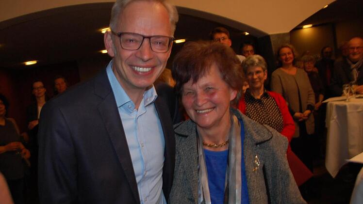 Überraschung gelungen: Mehr als hundert kleine und große Mitglieder der von Peter Stenglein geleiteten Chöre gratulierten dem Stadtkantor zum Doppeljubiläum. Foto: Oliver Schmidt