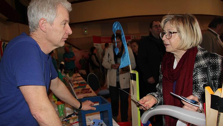 Hubertus Fahle informiert über seine Leistungen. Foto: Veronika Schadeck