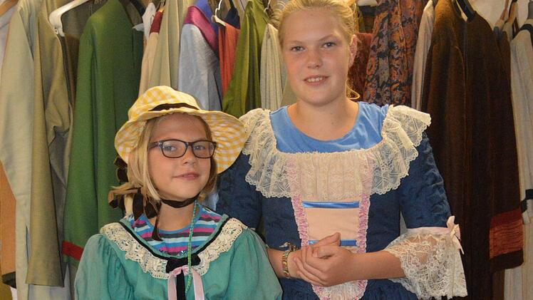 Sevenja (7) und ihre große Schwester Leonie (12) laufen heuer das erste Mal mit.  Foto: Ronald Heck