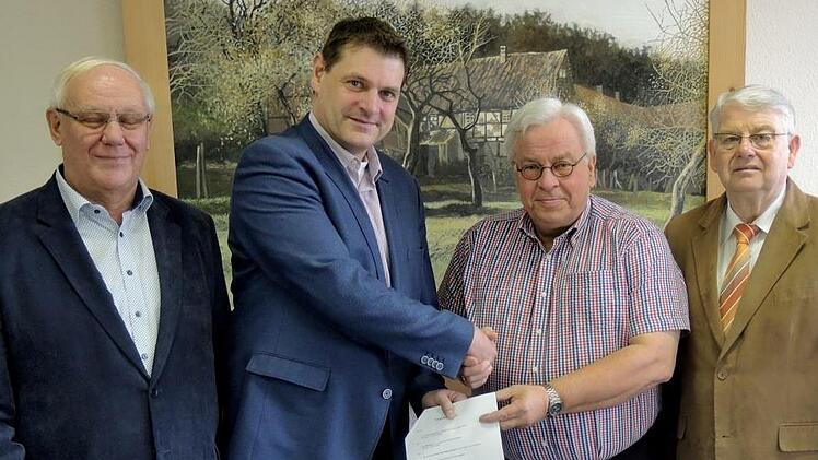 Die Milseburghütte wurde vom Rhönklub an die Gemeinde Hofbieber übergeben. Das Bild entstand nach Vertragsabschluss und zeigt (von links): 1. Beigeordneten der Gemeinde Hofbieber, Stefan Frohnapfel, Bürgermeister Markus Röder, Rhönklub-Präsident Jürgen Reinhardt und Vizepräsident Bernd Günder.Klaudia Reinhardt