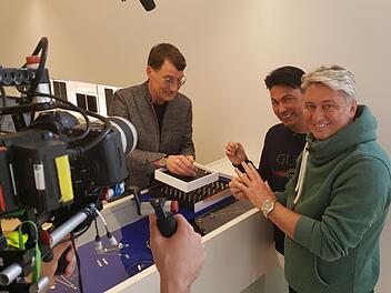 Ein Kamerateam von Vox filmt, wie sich Hubert Fella (rechts) und Matthias Mangiapane bei Malte Meinck (links) ihre Trauringe aussuchen. Foto: Susanne Will