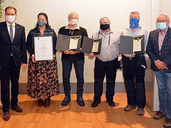 Für 25-jähriges Firmenbestehen und Zugehörigkeit zur Firma pro-log wurden von IHK-Syndikus Jan-Markus Momberg geehrt: Geschäftsführerin  Marion Ripberger und v.li. Dieter Pschalek, Uwe Kirsten und Frank Rößner, ganz außen stehend Bürgermeister Thomas Leiner. Foto: Peter Rauch