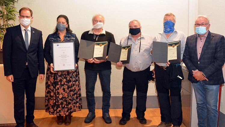 Für 25-jähriges Firmenbestehen und Zugehörigkeit zur Firma pro-log wurden von IHK-Syndikus Jan-Markus Momberg geehrt: Geschäftsführerin  Marion Ripberger und v.li. Dieter Pschalek, Uwe Kirsten und Frank Rößner, ganz außen stehend Bürgermeister Thomas Leiner. Foto: Peter Rauch
