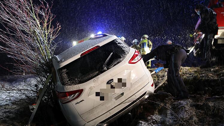Auf schneebedeckter Straße von Fahrbahn abgekommen