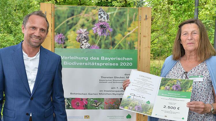 Petra Altrichter nahm stellvertretend für ihre beiden Mitautoren den Preis aus den Händen von Bayerns Umweltminister Torsten Glauber entgegen.