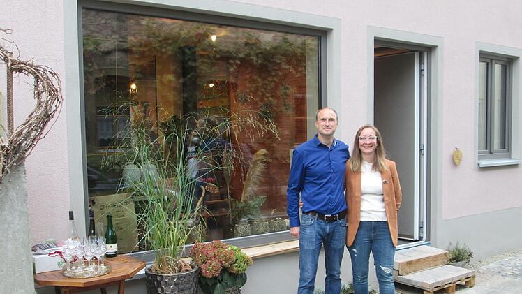 Frank und Kathrin Sell vor der neuen "Floralen Werkstatt", die zum Dämmers(c)hoppen ihre Türen öffnete.