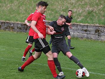 Nico Neder versucht, an den Schweinfurter Abwehrspielern vorbeizukommen. Es gelang ihm, wie in dieser Szene, kaum.