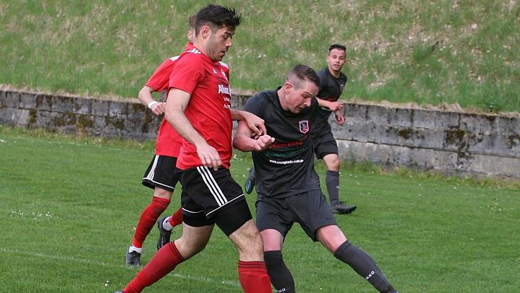 Nico Neder versucht, an den Schweinfurter Abwehrspielern vorbeizukommen. Es gelang ihm, wie in dieser Szene, kaum.