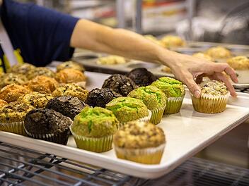 Rhabarber-Muffins mit Streuseln kannst du nicht nur im Caf&eacute; genie&szlig;en.