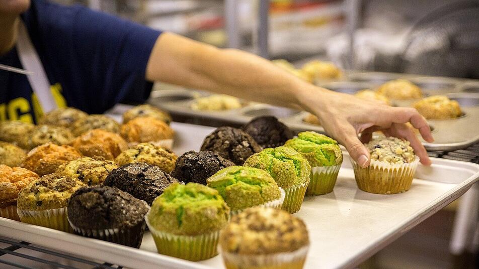 Rhabarber-Muffins mit Streuseln kannst du nicht nur im Café genießen. Rhabarber-Muffins mit Streuseln kannst du nicht nur im Café genießen.