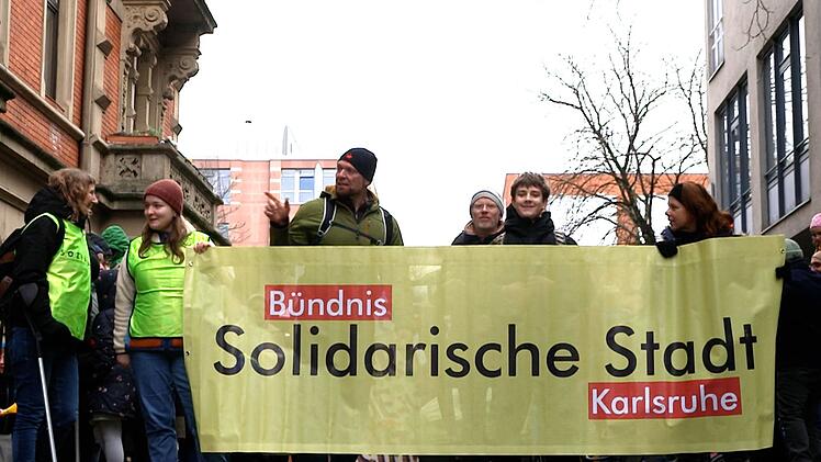 In Karlsruhe demonstrieren B&uuml;rgerinnen und B&uuml;rger gegen die Sparpl&auml;ne im sozialen und kulturellen Bereich.