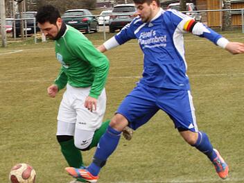 Der FC Knetzgau gewann das Spitzenspiel der A-Klasse Schweinfurt 5 gegen den SV Fatschenbrunn mit 3:2 und baute damit seine Tabellenführung aus. Der Fatschenbrunner Jan Slawik (rechts) versucht vergeblich, den Knetzgauer Spielertrainer Michael Finster (links) zu bremsen, der auf dem Weg zum 1:0 aber nicht aufzuhalten ist.
