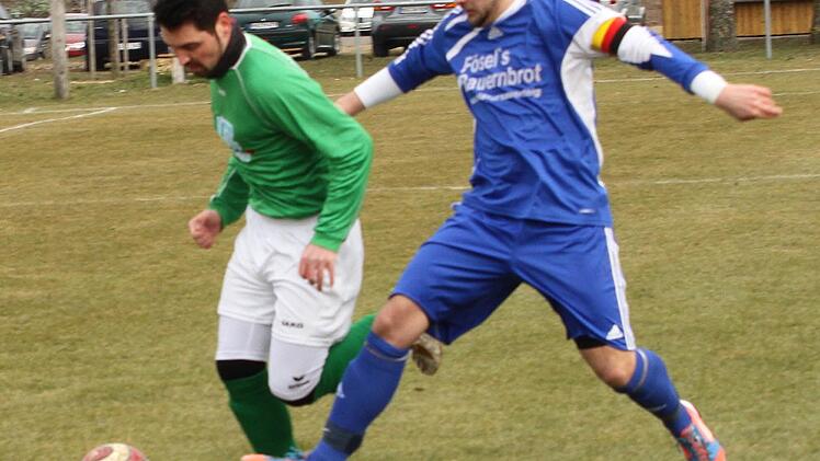Der FC Knetzgau gewann das Spitzenspiel der A-Klasse Schweinfurt 5 gegen den SV Fatschenbrunn mit 3:2 und baute damit seine Tabellenführung aus. Der Fatschenbrunner Jan Slawik (rechts) versucht vergeblich, den Knetzgauer Spielertrainer Michael Finster (links) zu bremsen, der auf dem Weg zum 1:0 aber nicht aufzuhalten ist.