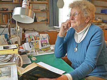 Roswitha Friedrich sitzt auch mit 80 noch viel am Schreibtisch, denn Untätigkeit liegt ihr ganz und gar nicht. Foto: Gabi Bertram