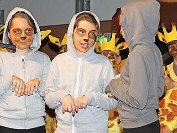 Die Hallerndorfer Schüler verkleiden sich als Tiere. Fotos: Erlwein