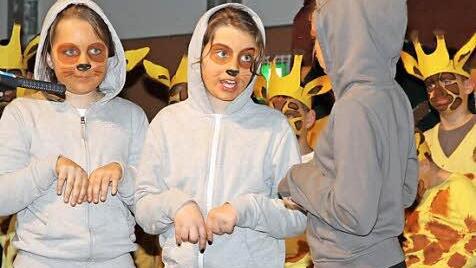 Die Hallerndorfer Schüler verkleiden sich als Tiere. Fotos: Erlwein