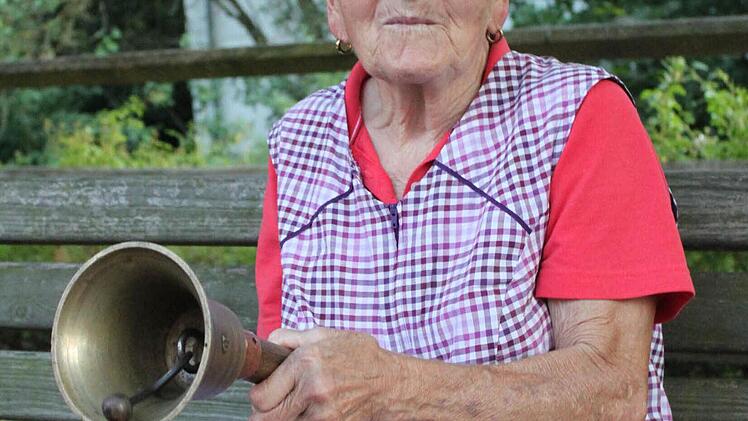 Die langjährige ehemalige Gemeindedienerin Greta Göppert tat die Nachricht mit ihrer Glocke kund. Foto: Markus Häggberg