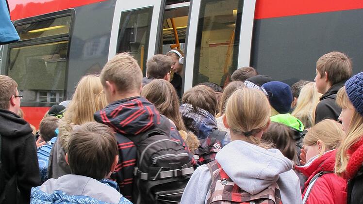 Vor allem freitags ist das Gedränge am Zug immer groß. Dies soll ab 17. Oktober nicht mehr der Fall sein. Foto: Archiv