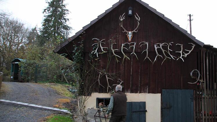 Einige Geweihe hat Humburg an seiner Scheune aufgehängt. Der Rest seiner Trophäen befindet sich im Jagdzimmer.