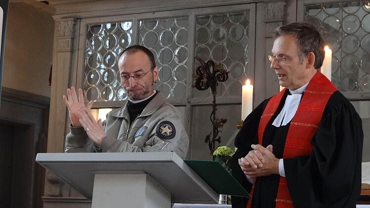 Pfingsten für Menschen verschiedener Zungen: Pfarrer Manfred Greinke (rechts), Gemeinde Eyrichshof-Fischbach, las die Pfingstgeschichte für die hörenden Gottesdienstbesucher vor. Gehörlosengebärdenlektor Marco Kallenbach aus Meiningen gebärdete die Pfingstbotschaft für die gehörlosen Gottesdienstbesucher. Foto: Johanna Eckert