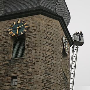 Blitz schlägt in Kirchturm ein und löst Feuerwehreinsatz aus