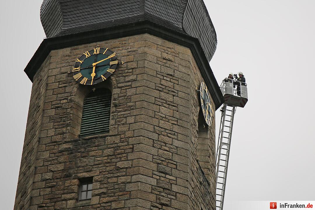 Blitz schlägt in Kirchturm ein und löst Feuerwehreinsatz aus