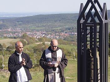 Kaplan Gabriel Gnanathiraviam und Pater Stanislaus segneten den Bildstock. Fotos: Marion Eckert