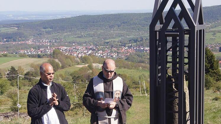 Kaplan Gabriel Gnanathiraviam und Pater Stanislaus segneten den Bildstock. Fotos: Marion Eckert