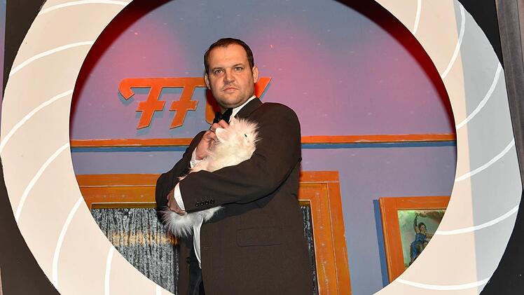 Die feschen Männer vom Männerballett präsentierten sich als verschiedene James Bond-Darsteller in der Lochblende. Im Bild Erik Gehring als Bond-Gegenspieler Ernst Stavro Blofeld.