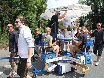 Es war eine der originellsten Ideen: Der Fanclub "Douze Points" präsentierte das "Kulmosell", ein historisches Bier-Karussell. Fotos: Sonja Adam