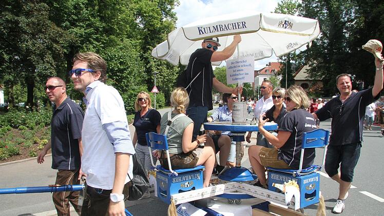Es war eine der originellsten Ideen: Der Fanclub "Douze Points" präsentierte das "Kulmosell", ein historisches Bier-Karussell. Fotos: Sonja Adam