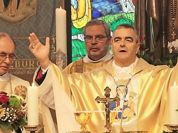 Pater Ludwig Müller, Diakon Georg Lindner und Nuntius Nikola Eterovic feiert mit weiteren Geistlichen einen Festgottesdienst.  Foto: J. Hofbauer