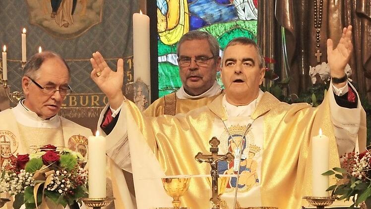 Pater Ludwig Müller, Diakon Georg Lindner und Nuntius Nikola Eterovic feiert mit weiteren Geistlichen einen Festgottesdienst.  Foto: J. Hofbauer