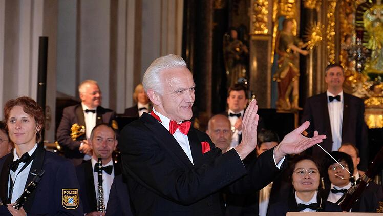 Chefdirigent  Johann Mösenbichler mit dem Bayerischen Polizeiorchester in der Klosterkirche. Foto: Gerd Schaar