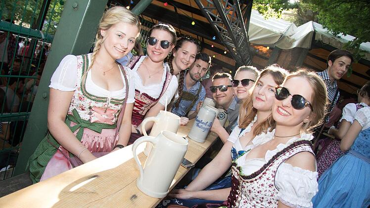 Am 17. Mai 2018 startet die 263. Bergkirchweih in Erlangen (Mittelfranken). Tausende Menschen strömen auf den Nordhang des Burgbergs, um ausgiebig zu feiern. Foto: Erich Suft