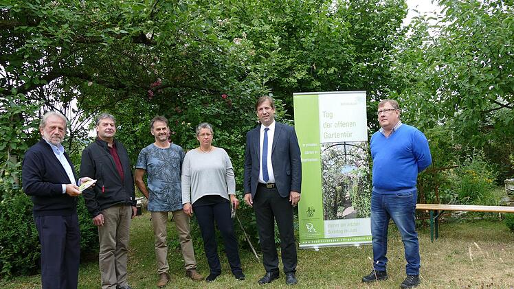 Katinka Uebel  (3.&nbsp;v.&nbsp;r.)  zeigt den G&auml;sten ihren Garten.  Foto: Sonja Schr&uuml;fer