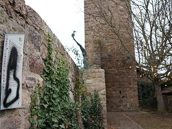 Die Info-Tafel zur Skulptur "Romeo und Julia" ist unter anderem übersprüht worden.Foto: Arkadius Guzy