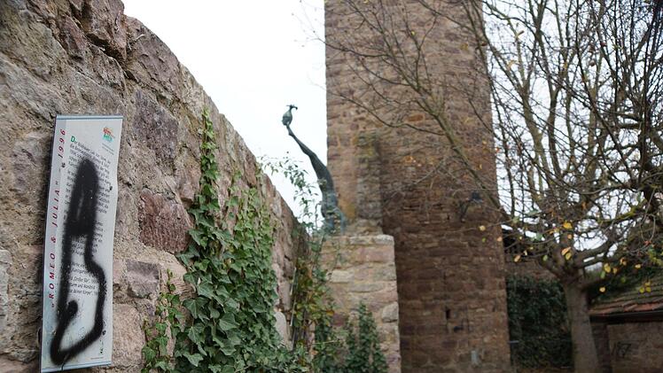 Die Info-Tafel zur Skulptur "Romeo und Julia" ist unter anderem übersprüht worden.Foto: Arkadius Guzy