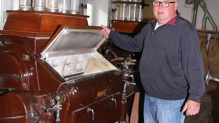 Dirk Partheim&uuml;ller produziert in der alten Kunstm&uuml;hle Mehl aus heimischem Getreide. Er arbeitet in einem Museum. Foto: Sonny Adam