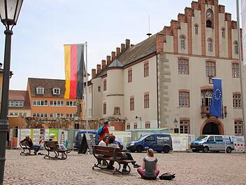 Die Bänke auf dem Marktplatz sind begehrt, schließlich haben Passanten von dort aus einen besonders guten Blick auf den Abriss des ehemaligen Kaufhauses - und einen ganz neuen Blick auf das historische Rathaus. Foto: Ralf Ruppert