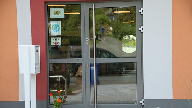 Blumen und  eine Kerze vor dem Eingang der Ludwigschorgaster Kindertagesst&auml;tte, die an den  Zweij&auml;hrigen erinnern, der auf dem Nachbargrundst&uuml;ck ertrunken ist.