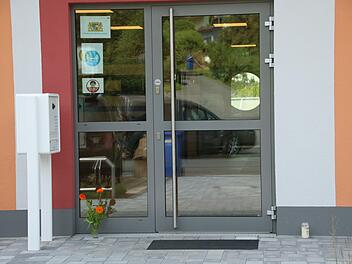 Blumen und  eine Kerze vor dem Eingang der Ludwigschorgaster Kindertagesstätte, die an den  Zweijährigen erinnern, der auf dem Nachbargrundstück ertrunken ist.