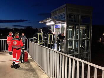 Untersteinach: Jugendliche stecken im Aufzug fest - Rettungseinsatz am Bahnhof