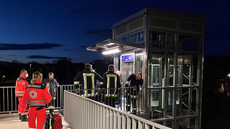 Untersteinach: Jugendliche stecken im Aufzug fest - Rettungseinsatz am Bahnhof