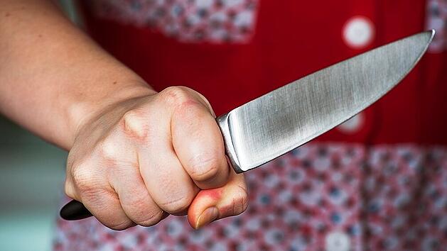 Mann in Hof mit Messer bedroht