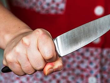 Mann in Hof mit Messer bedroht