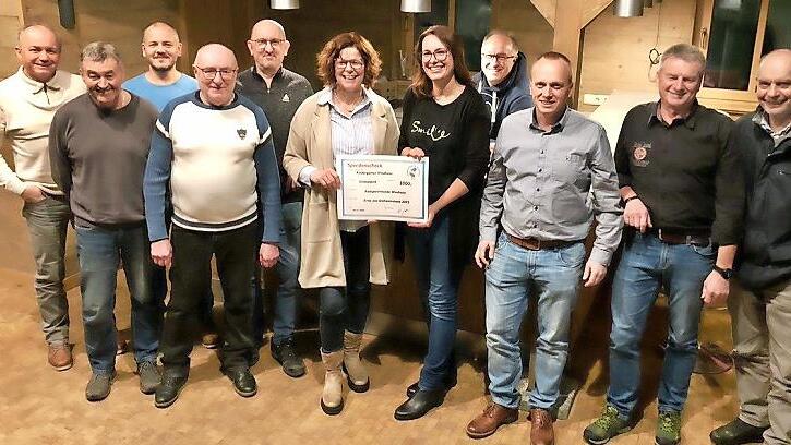 Die Radsportfreunde mit ihrem Sprecher Egbert Ruß (Vierter von links) spendeten an den Kindergarten. Yvonne Löffler und Carina Fehn (Bildmitte) freuten sich mit Bürgermeister Thomas Löffler und den Gemeinderatsmitgliedern Norbert Fehn und Manfred ...