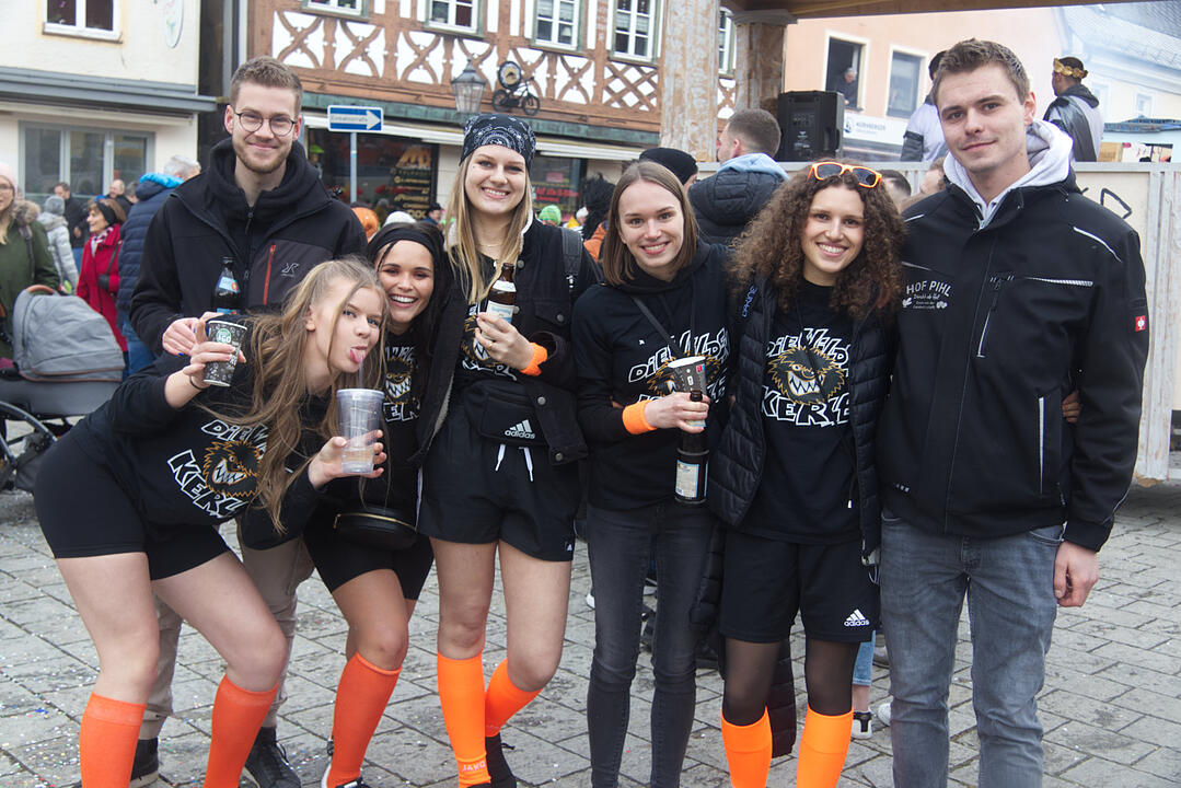 Bunter Zug durch die Straßen mit Finale am Marktplatz