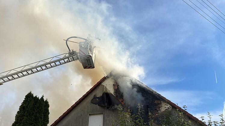 Redwitz: Familie mit vier Kindern verliert Haus bei Brand-Katastrophe - Dorfgemeinschaft will helfen